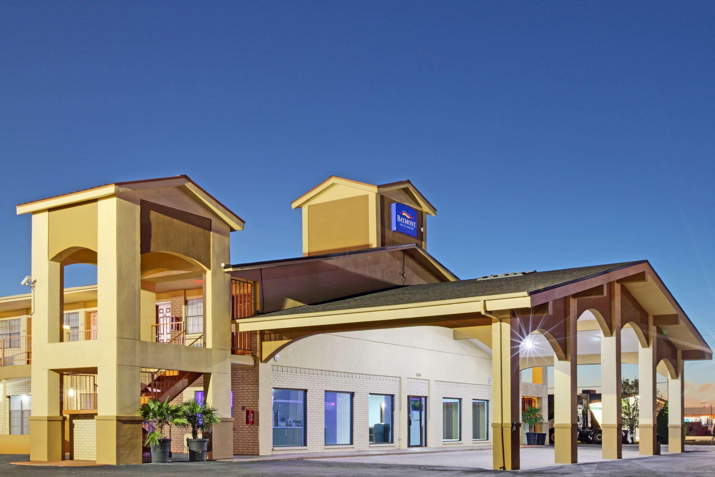 Baymont By Wyndham Terrell Hotel Exterior photo