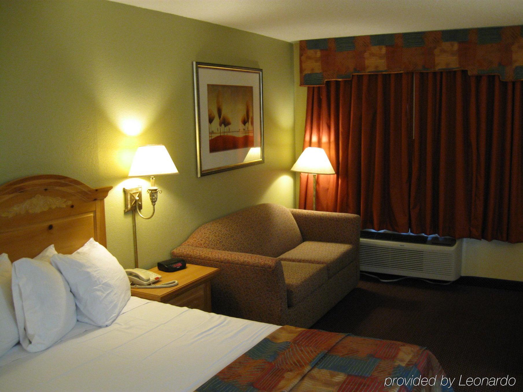 Baymont By Wyndham Terrell Hotel Room photo